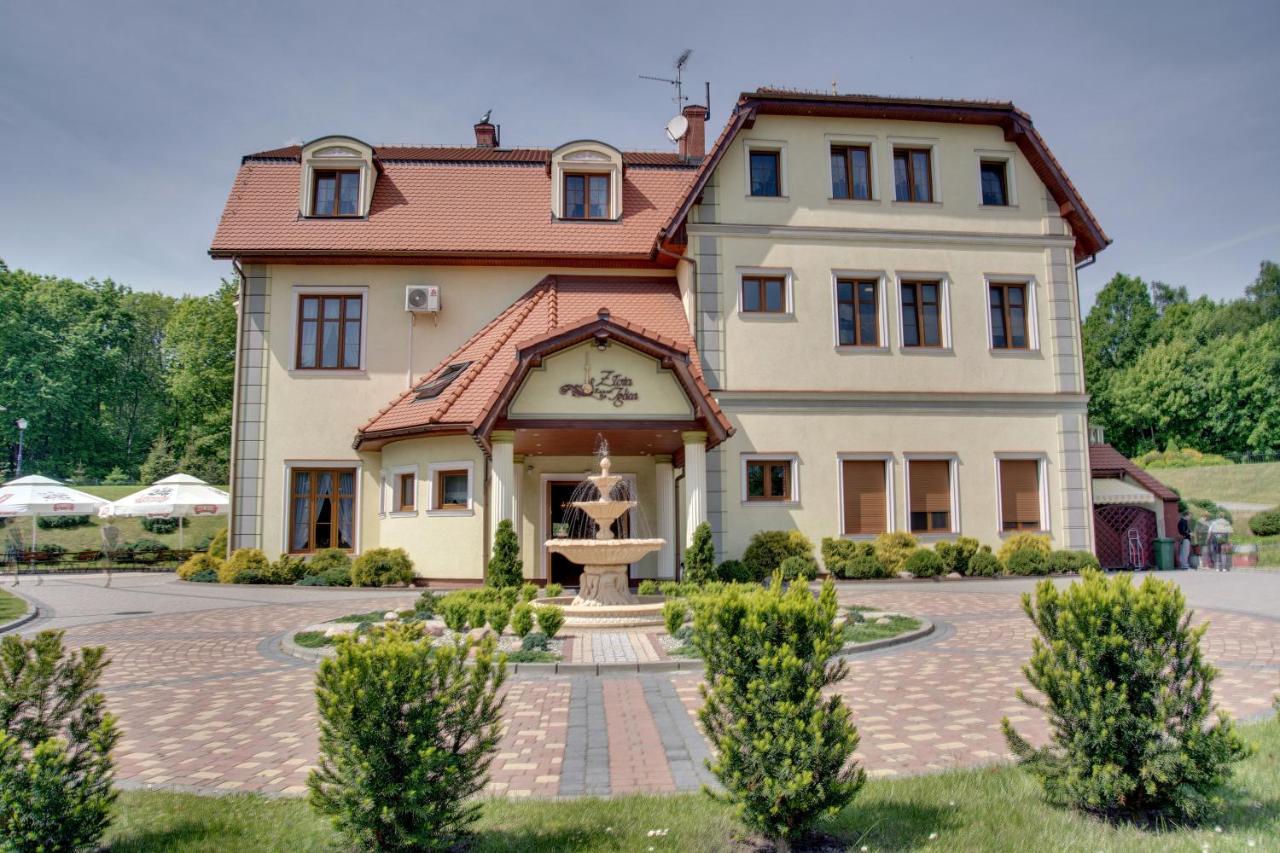 Zajazd Zlota Iglica Pogrzebien Exteriör bild